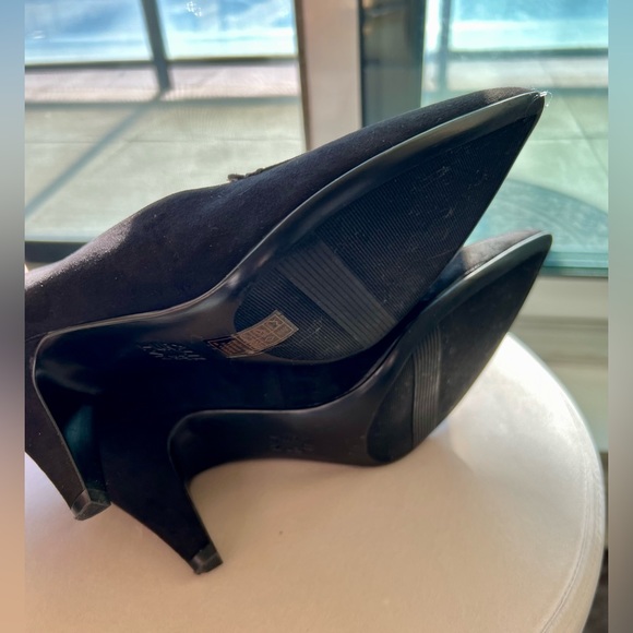 MAE Naturalizer black suede pumps. - Picture 5 of 7